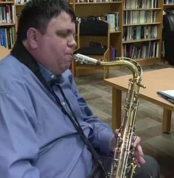 Professor de saxofone cego inspira os alunos a ‘sentir’ seus instrumentos