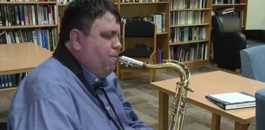 Professor de saxofone cego inspira os alunos a ‘sentir’ seus instrumentos