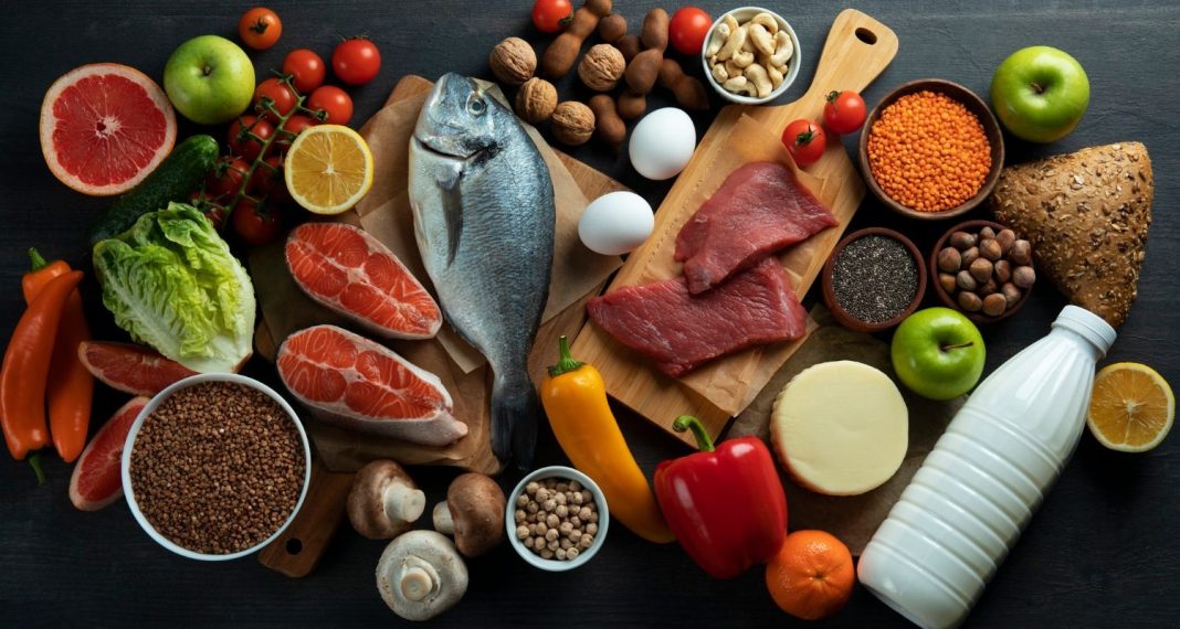 Quanto de proteína você precisa comer ao dia para ganhar músculos?