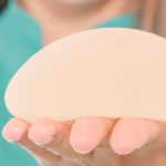 Justiça determina que hospitais retomem cirurgias de prótese mamária para trans