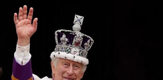 Quem assume o trono durante o tratamento do rei Charles III?