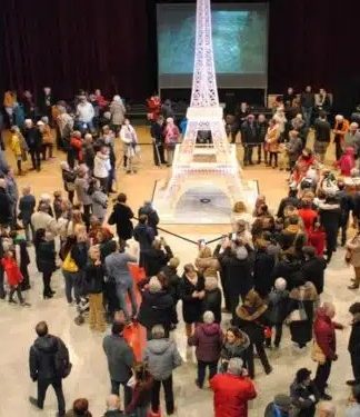 Desclassificado pelo Guiness: Artista leva 8 anos construindo torre Eiffel de palitos