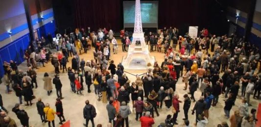 Desclassificado pelo Guiness: Artista leva 8 anos construindo torre Eiffel de palitos