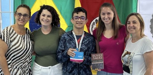 Estudante de Bento Gonçalves recebe medalha de prata da Olimpíada Brasileira de Matemática em Libras