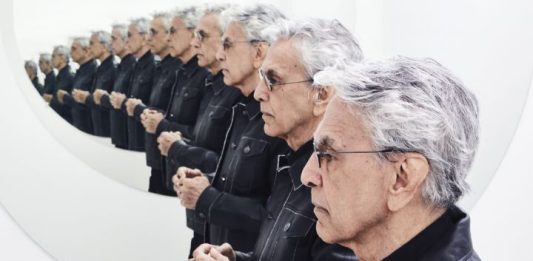 Imagem: Caetano Veloso retorna ao Auditório Araújo Vianna com dois shows/Crédito Fernando Young/Divulgação