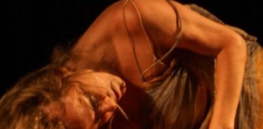Claudia Palma ministra oficina gratuita de dança contemporânea em Caxias do Sul