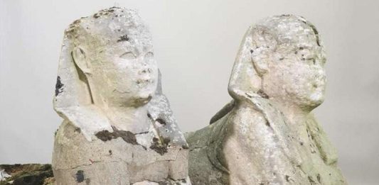 Casal descobre que decoração de quintal era relíquia egípcia