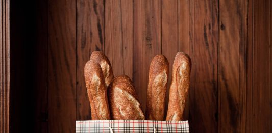 Símbolo da França, a baguete foi reconhecida como patrimônio imaterial da Unesco em 2022/Patrícia Araújo/Folhapress