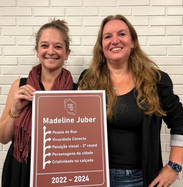 Foto: Madeline Juber recebe da nova presidente, Paula Valduga, uma placa inspirada nas placas turísticas de Caxias do Sul destacando os principais projetos de sua gestão/Divulgação
