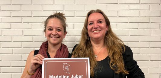 Foto: Madeline Juber recebe da nova presidente, Paula Valduga, uma placa inspirada nas placas turísticas de Caxias do Sul destacando os principais projetos de sua gestão/Divulgação