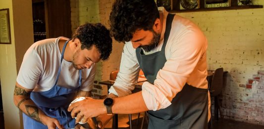 Foto: Ricardo Dornelles e Rodrigo Bellora resgatarão insumos e técnicas ancestrais gaúchas no cardápio/Crédito Douglas Minuzzo