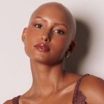 Foto: A modelo Yasmin Brito, 23, nasceu com alopecia androgenética congênita, ou seja, nunca teve cabelo/Arquivo pessoal