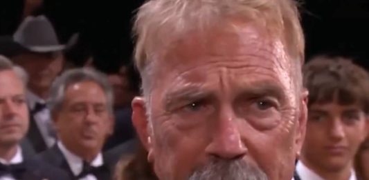 Foto: Kevin Costner chora ao ser aplaudido no Festival de Cannes pelo filme 'Horizon: An American Saga' /Reprodução
