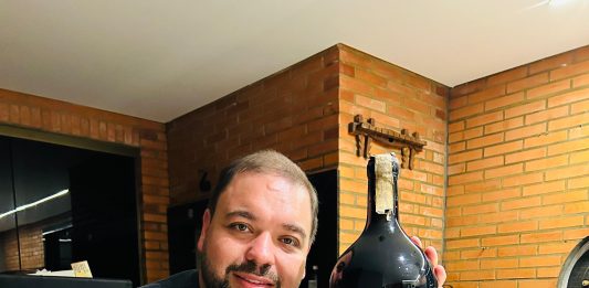 Foto: O Sommelier Elisandro Castro fez uma doação de uma garrafa de vinho da sua adega particular./Divulgação