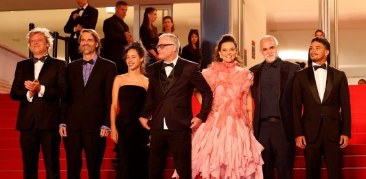 Foto: Elenco e equipe de Motel Destino no tapete vermelho de Cannes/Crédito Steffen Osburg