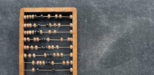 Foto: Ábaco, instrumento milenar utilizado para fazer contas/Yury Zap/Adobe Stock