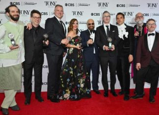 Foto: Integrantes da equipe de produção de Stereophonics posam com seus prêmios na sala de imprensa durante o 77º Tony Awards no Lincoln Center em Nova York/Crédito ANGELA WEISS / AFP