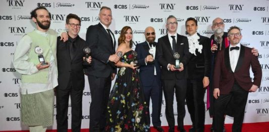 Foto: Integrantes da equipe de produção de Stereophonics posam com seus prêmios na sala de imprensa durante o 77º Tony Awards no Lincoln Center em Nova York/Crédito ANGELA WEISS / AFP