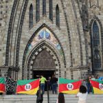 Foto: Apaixone-se por Canela - abraço na Catedral/Crédito Barbara Ludke