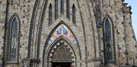 Foto: Apaixone-se por Canela - abraço na Catedral/Crédito Barbara Ludke