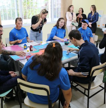 Foto: Portadores do Transtorno do Espectro Autista da Associação Pró-Autistas Conquistar (APAC), de Bento Gonçalves, estão sendo atendidos pelo projeto da Cooperativa Vinícola Aurora. Intervenções lúdicas buscam ajudá-los na interação social e no desenvolvimento pessoal/Créditos: Karine Fonseca/Coop. Vinícola Aurora, divulgação