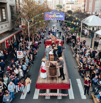 Foto: Desfile Cultural da 19ª Fenavinho e Tratoraço ocorrem dia 30 de maio/Crédito: Kia Ora