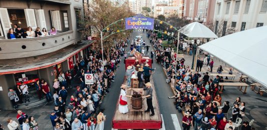 Foto: Desfile Cultural da 19ª Fenavinho e Tratoraço ocorrem dia 30 de maio/Crédito: Kia Ora