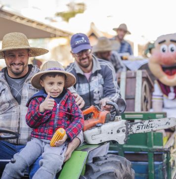 Foto: Desfile da 19ª Fenavinho emocionou público em Bento Gonçalves/Crédito Augusto Tomasi