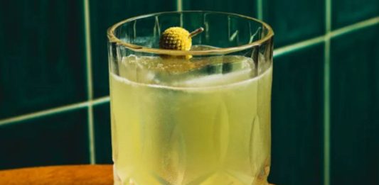 Foto: Drinque feito com jambu, planta típica do Norte do Brasil, servido no Trinca Bar e Vermuteria - Thales Hidequi/Thales Hidequi/Divulgação