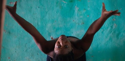 Foto: Espetáculo Adobe/Crédito Cida Carneiro 