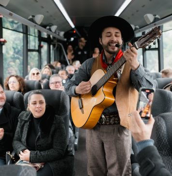 Foto: No Trem do Pampa as atrações artístico-culturais se apresentam aos passageiros e ajudam a contar a história e as tradições da região/Crédito Eduardo Fin