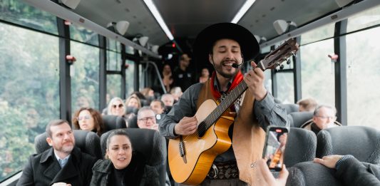 Foto: No Trem do Pampa as atrações artístico-culturais se apresentam aos passageiros e ajudam a contar a história e as tradições da região/Crédito Eduardo Fin