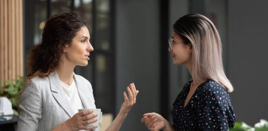 Foto: Boas relações no ambiente de trabalho são importantes, mas devem ser tratadas com maturidade - Fizkes /Adobe Stock
