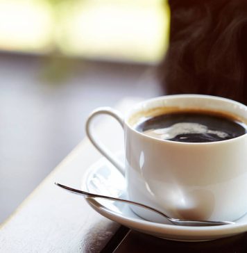 Foto: De acordo com especialistas, o café descafeinado não traz sérios riscos à saúde - Mnimage/Adobe Stock