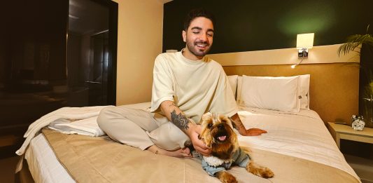 Foto: O influenciador Matheus Ferreira e o seu pet Milan se hospedaram no Fioreze Quero-Quero