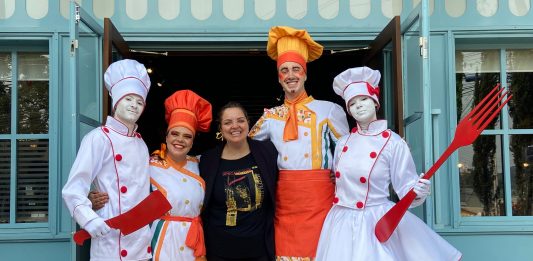 Foto: Lisi Berti (centro) com os personagens do Sabores de Canela, chef Maria Risoto, Canelone e estátuas humanas.