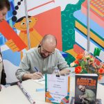Foto: Jornalista Daniel Scola é destaque com livro autobiográfico/Crédito Tatieli Sperry