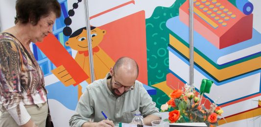 Foto: Jornalista Daniel Scola é destaque com livro autobiográfico/Crédito Tatieli Sperry
