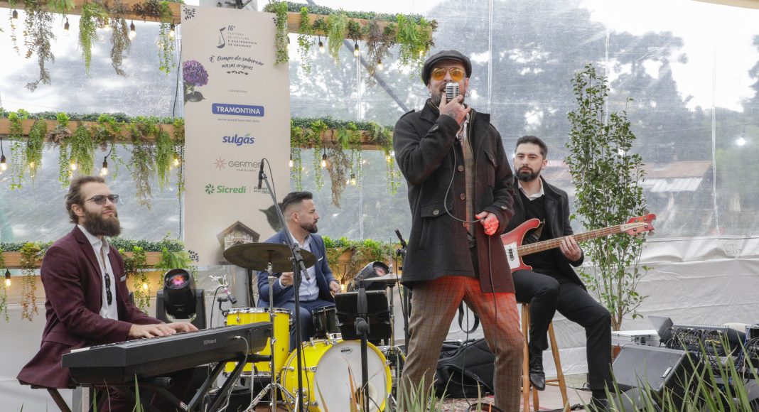 Foto: A banda Jazz Cinamonn animou a abertura oficial do evento/Crédito Cleiton Thiele/Serra Press