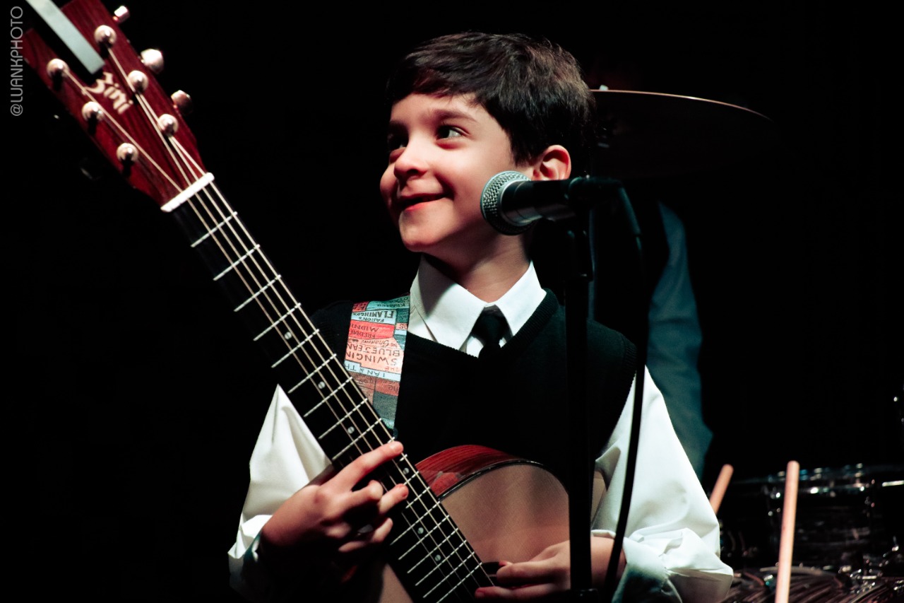 Cover mirim de Paul McCartney tenta conhecer ídolo que vem ao Brasil este mês