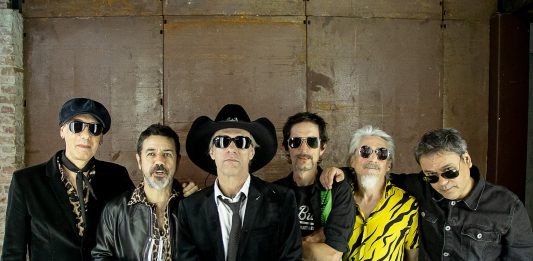 Foto: Da esquerda para direita Paulo Arcari, Tchê Gomes, Charles Master, Márcio Petracco, Fábio Ly e João Maldonado/Crédito Rogério Fernandes/Querido Retrato