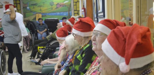 Foto: Campanha 'Adote um bom velhinho' recebe doações até dia 16 de dezembro/Crédito Exata Comunicação, Alessandro Manzoni