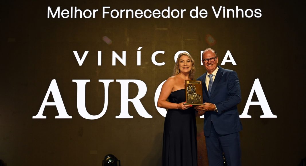 Foto: A gerente Comercial Regional Sul da Cooperativa Vinícola Aurora, Rejane Farias, recebeu o troféu de Melhor Fornecedora de Vinhos no Carrinho Agas 2024 das mãos do diretor da entidade, Cesion do Nascimento Pereira/Crédito Larry Silva