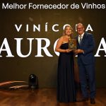 Foto: A gerente Comercial Regional Sul da Cooperativa Vinícola Aurora, Rejane Farias, recebeu o troféu de Melhor Fornecedora de Vinhos no Carrinho Agas 2024 das mãos do diretor da entidade, Cesion do Nascimento Pereira/Crédito Larry Silva