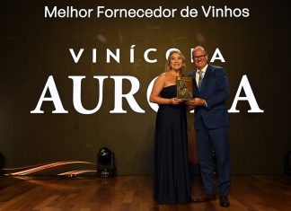 Foto: A gerente Comercial Regional Sul da Cooperativa Vinícola Aurora, Rejane Farias, recebeu o troféu de Melhor Fornecedora de Vinhos no Carrinho Agas 2024 das mãos do diretor da entidade, Cesion do Nascimento Pereira/Crédito Larry Silva