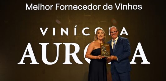 Foto: A gerente Comercial Regional Sul da Cooperativa Vinícola Aurora, Rejane Farias, recebeu o troféu de Melhor Fornecedora de Vinhos no Carrinho Agas 2024 das mãos do diretor da entidade, Cesion do Nascimento Pereira/Crédito Larry Silva