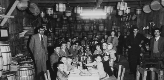 Foto: Aniversário de Antônio Mano, celebrado na Tanoaria San Martino, em Caxias, em 1948 | Foto: Acervo Tadiane Tronca