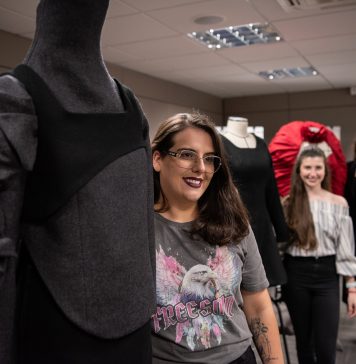Foto: Thaynê Bárbara de Momi com seu trabalho premiado/Crédito Bruno Zulian