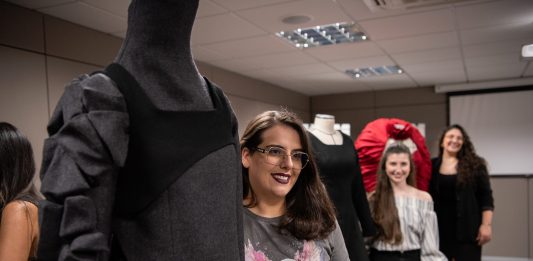 Foto: Thaynê Bárbara de Momi com seu trabalho premiado/Crédito Bruno Zulian