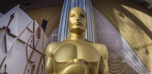Estátua do Oscar no tapete vermelho do Dolby Theatre em Hollywood, na Califórnia — Foto: Mark RALSTON / AFP